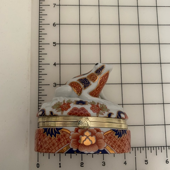 FIRM PRICE IMARI STYLE FROG TRINKET BOX - Picture 8 of 14
